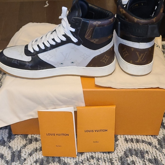 Lv sneakers - Picture 4 of 9